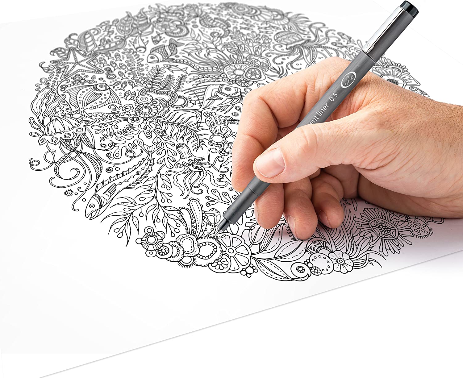 Trait fin tracé au fineliner sur un papier lisse et blanc